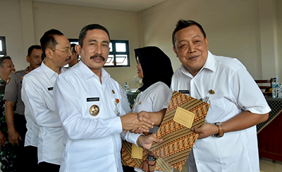 Serahkan SK Pj Kades Winong, Bupati Tegaskan Pelayanan Tak Boleh Terganggu